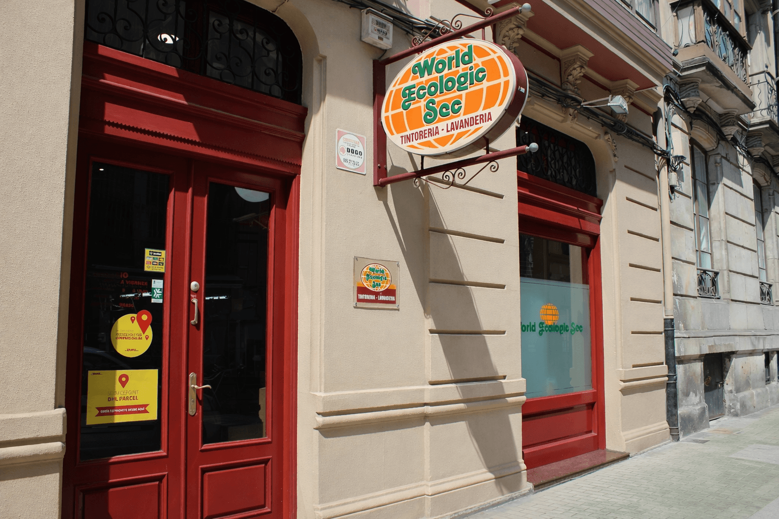 Fachada de World Ecologic Sec, tintorería y lavandería en Gijón
